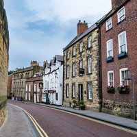 イギリス北部アニックの歴史ある街並みと古い建築物の写真