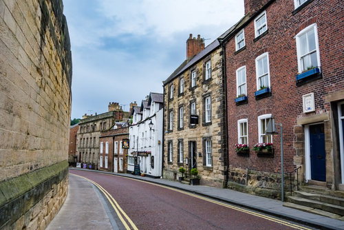 イギリス北部アニックの歴史ある街並みと古い建築物