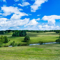 イギリス北部の草地を流れる小川と樹木のある公園風景の写真