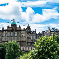 エディンバラの歴史的な街並みと青空、石造建築と教会の写真