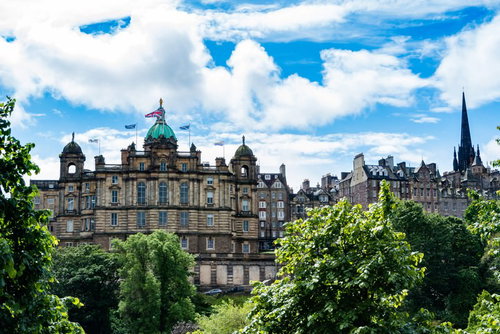 エディンバラの歴史的な街並みと青空、石造建築と教会