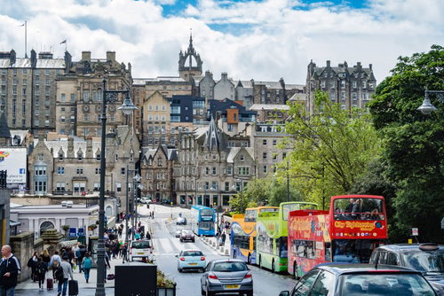観光バスが停車するエディンバラの歴史的街並み