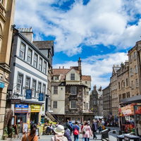 人で賑わうエディンバラのスコットランド街並みの写真