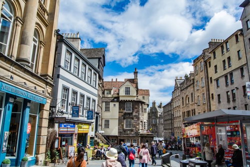 人で賑わうエディンバラのスコットランド街並み