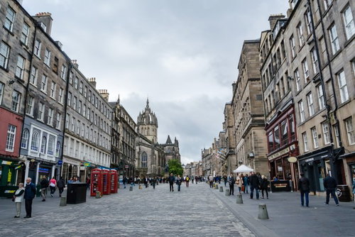 エディンバラの歴史的な街並みと教会の石造建築