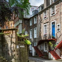 イギリスの町並みに立つカラフルな扉のアパートメントの写真