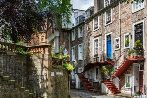 イギリスの町並みに立つカラフルな扉のアパートメント