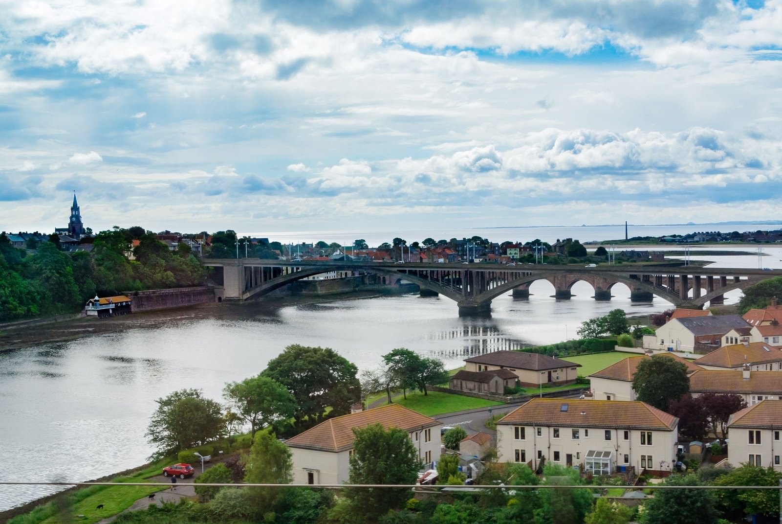 イギリス北部の川に架かる橋と赤い屋根の街並みを俯瞰