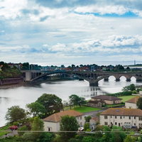 イギリス北部の街並みと河川に架かるブリッジの写真