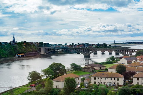 イギリス北部の街並みと河川に架かるブリッジ