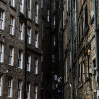 エディンバラの古い石造建物が立ち並ぶ狭い路地の写真