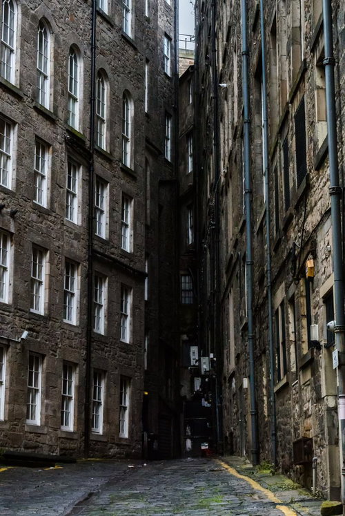 エディンバラの古い石造建物が立ち並ぶ狭い路地