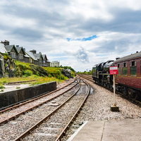 スコットランド・マレイグ駅の線路と黒い蒸気機関車の写真