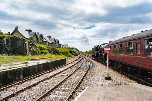 スコットランド・マレイグ駅の線路と黒い蒸気機関車