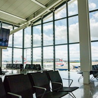 ロンドンのヒースロー空港ターミナルから見える飛行機の写真