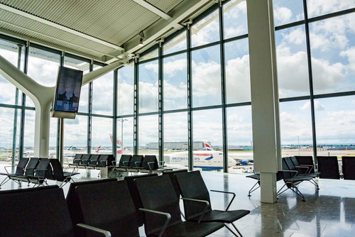 ロンドンのヒースロー空港ターミナルから見える飛行機