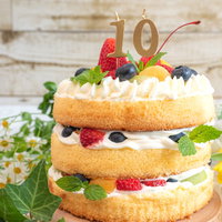 10周年記念を祝う3段重ねの大きなケーキの写真
