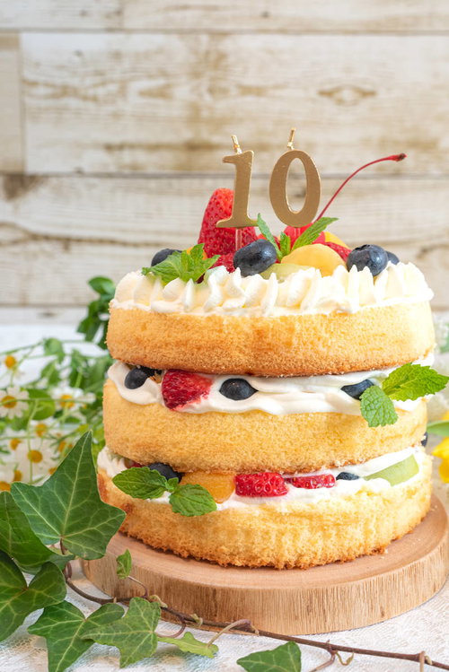 10周年記念を祝う3段重ねの大きなケーキ