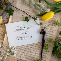 黄色いチューリップと一緒に飾るお祝いのメッセージカードの写真