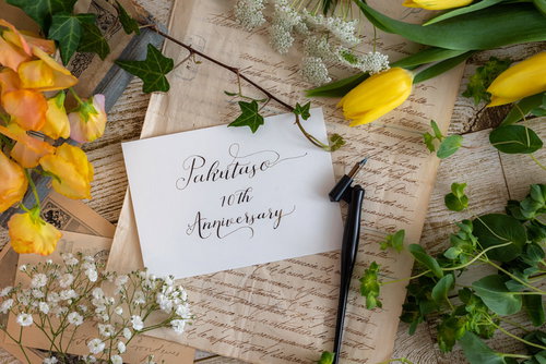 黄色いチューリップと一緒に飾るお祝いのメッセージカード