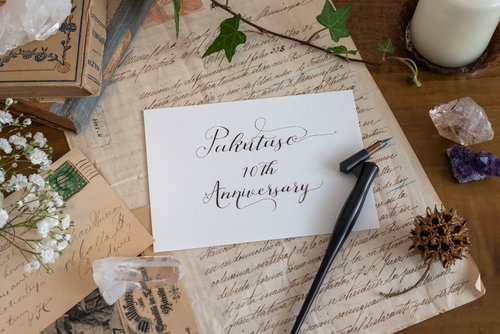 お祝いのメッセージを綴る洋書とメッセージカード