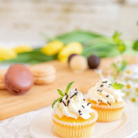 生クリーム付きのカップケーキ、甘いおやつの写真