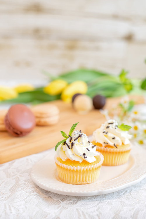 生クリーム付きのカップケーキ、甘いおやつ