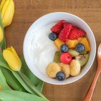 白いボウルに盛り付けたヨーグルトのフルーツ添えの写真