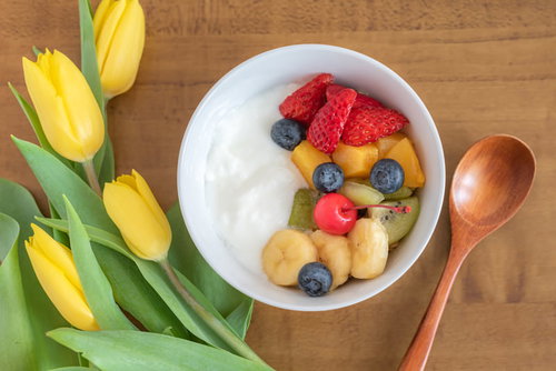 白いボウルに盛り付けたヨーグルトのフルーツ添え