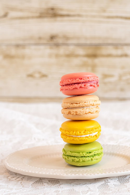 積み上げたマカロン4個のタワー