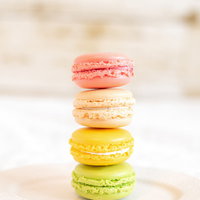 ダルマ落とし風に積み重ねられたカラフルなマカロンの写真