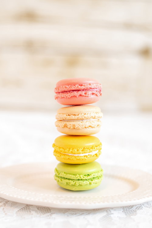 ダルマ落とし風に積み重ねられたカラフルなマカロン