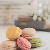 白い皿に盛り付けられたカラフルなマカロンの写真