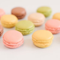 ピンク、イエロー、グリーンなど色とりどりのマカロンの写真