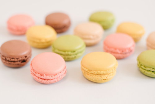 ピンク、イエロー、グリーンなど色とりどりのマカロン