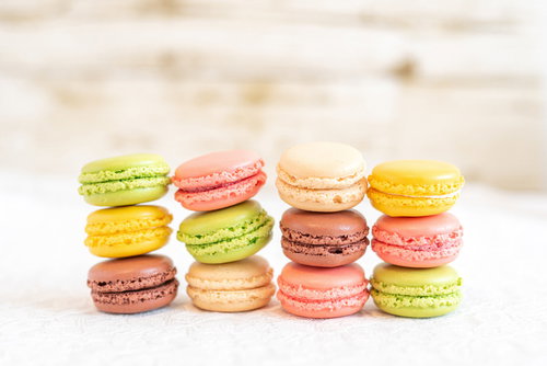 色とりどりのマカロンの背比べ