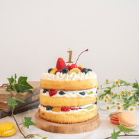 数字の「１」のローソクが乗ったフルーツケーキの写真