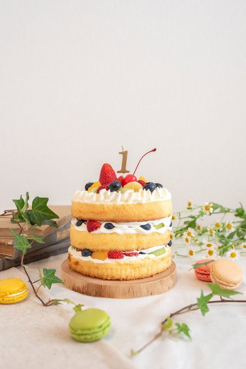 数字の「１」のローソクが乗ったフルーツケーキ