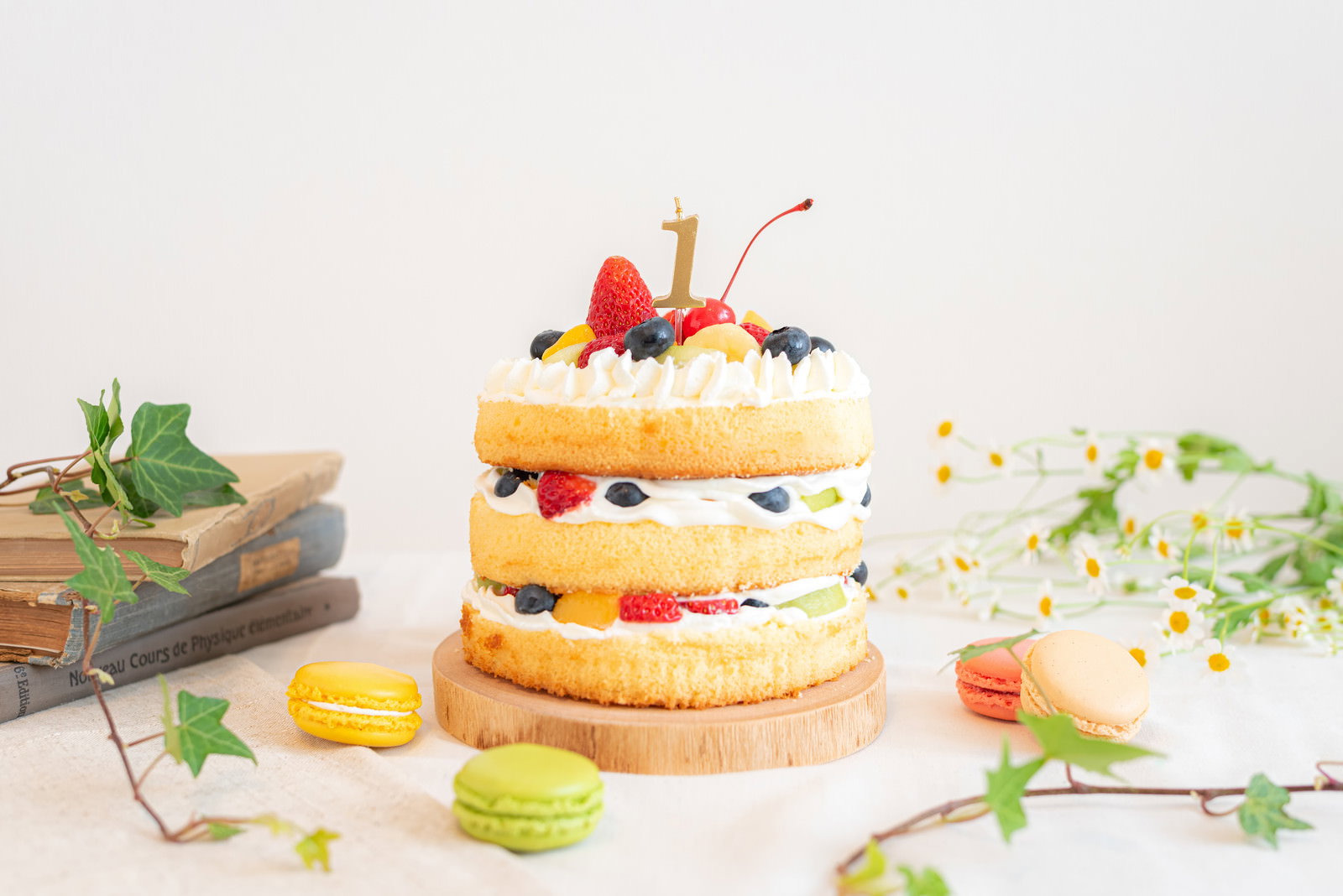 1周年記念のナンバーワンケーキ、生クリームとフルーツで装飾