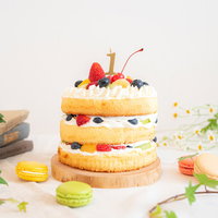 生クリームとフルーツを挟み込んだ1周年のお祝いケーキの写真