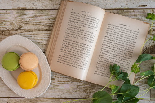 三色マカロンと開かれた古書で彩る読書タイム