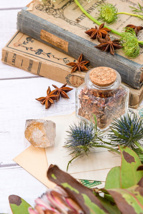 古書や手紙に囲まれた小瓶と生花の雑貨コレクション