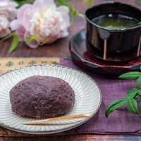 粒あんのおはぎと緑茶で楽しむ和の鉄板スイーツの写真
