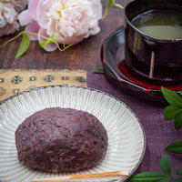 牡丹の花で飾られた春のおはぎとお茶の和の食卓の写真