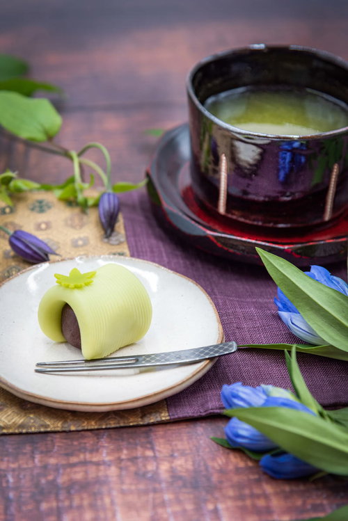 白い皿に盛られた練り切りとお茶のティータイム