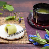 花で彩る練り切りと緑茶、抹茶、茶器でおもてなしの時間の写真