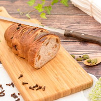 カッティングボードに乗ったスライスされたパンと包丁の写真