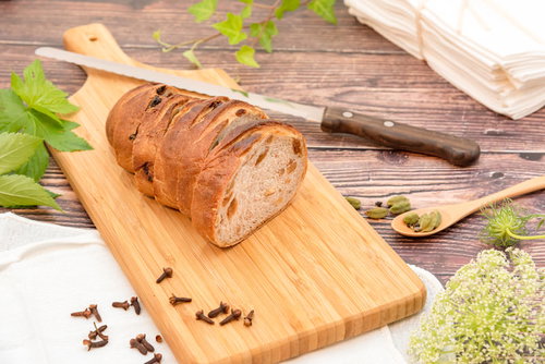 カッティングボードに乗ったスライスされたパンと包丁