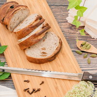 俯瞰して見たまな板に並ぶスライスパンと包丁の写真