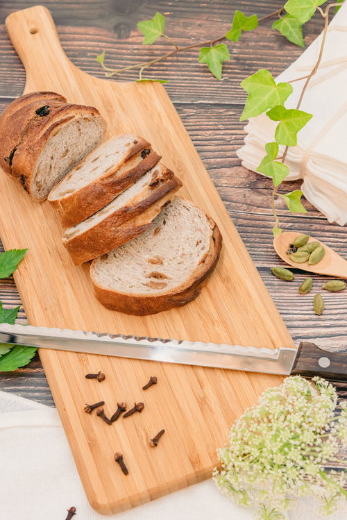 俯瞰して見たまな板に並ぶスライスパンと包丁